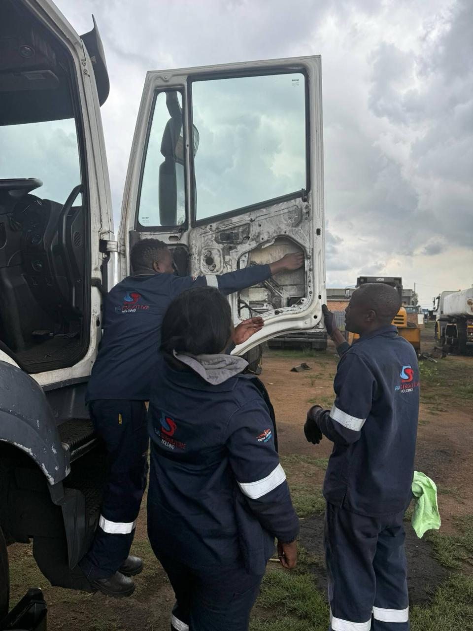Big Struqtive Holding team working on a truck on site